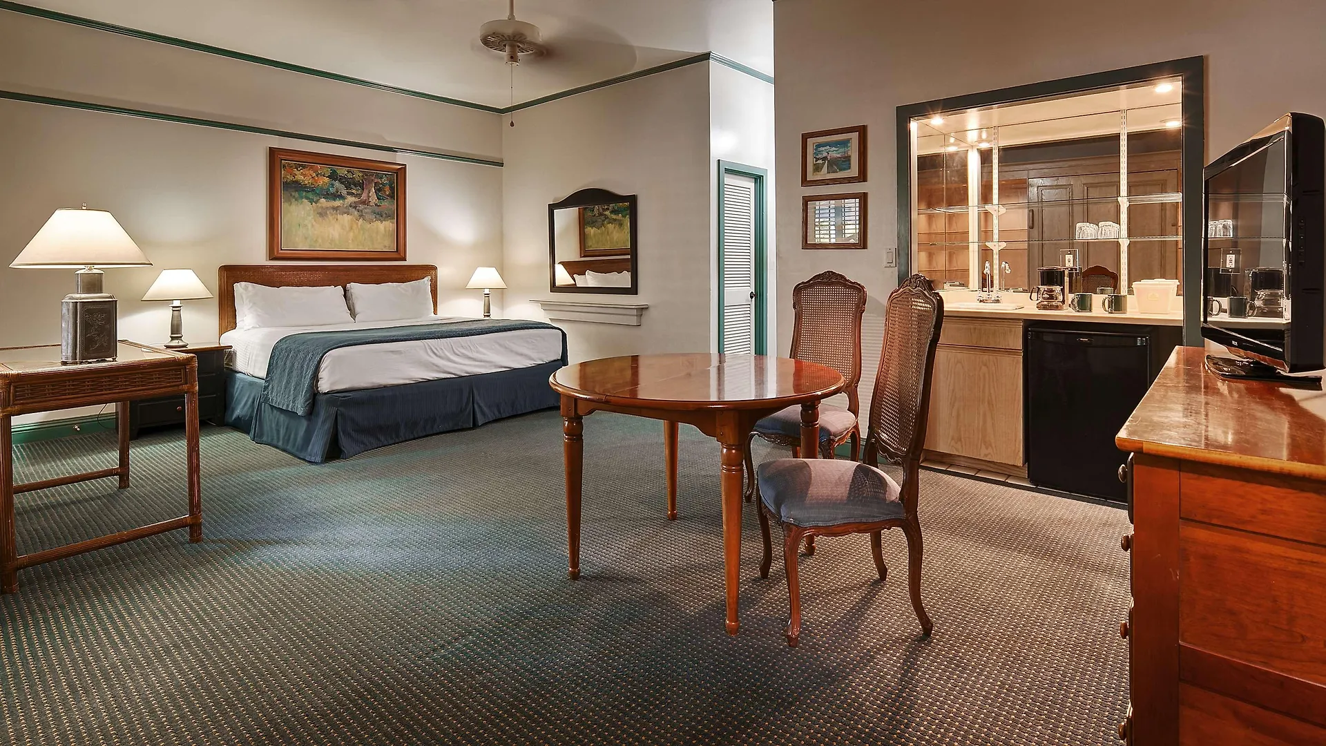 Western Pioneer Hotel 3*