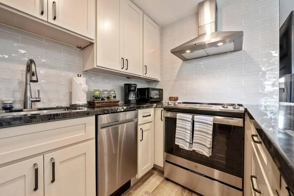 Hale Ono Loa 403- Top Floor, Ocean View, & Complete Modern Remodel Kahana