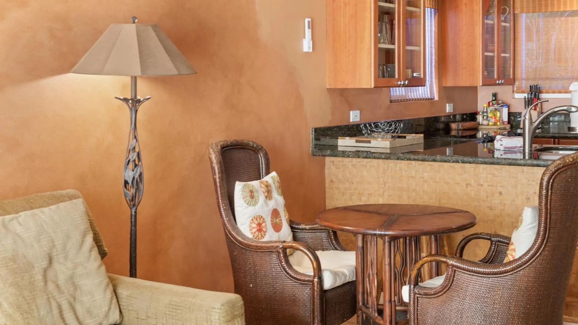 Apartment Orchid Suite, 1 Bedroom, Sleeps 4, Pool & Bbq, Pre-Renovation Summer Sale Kihei