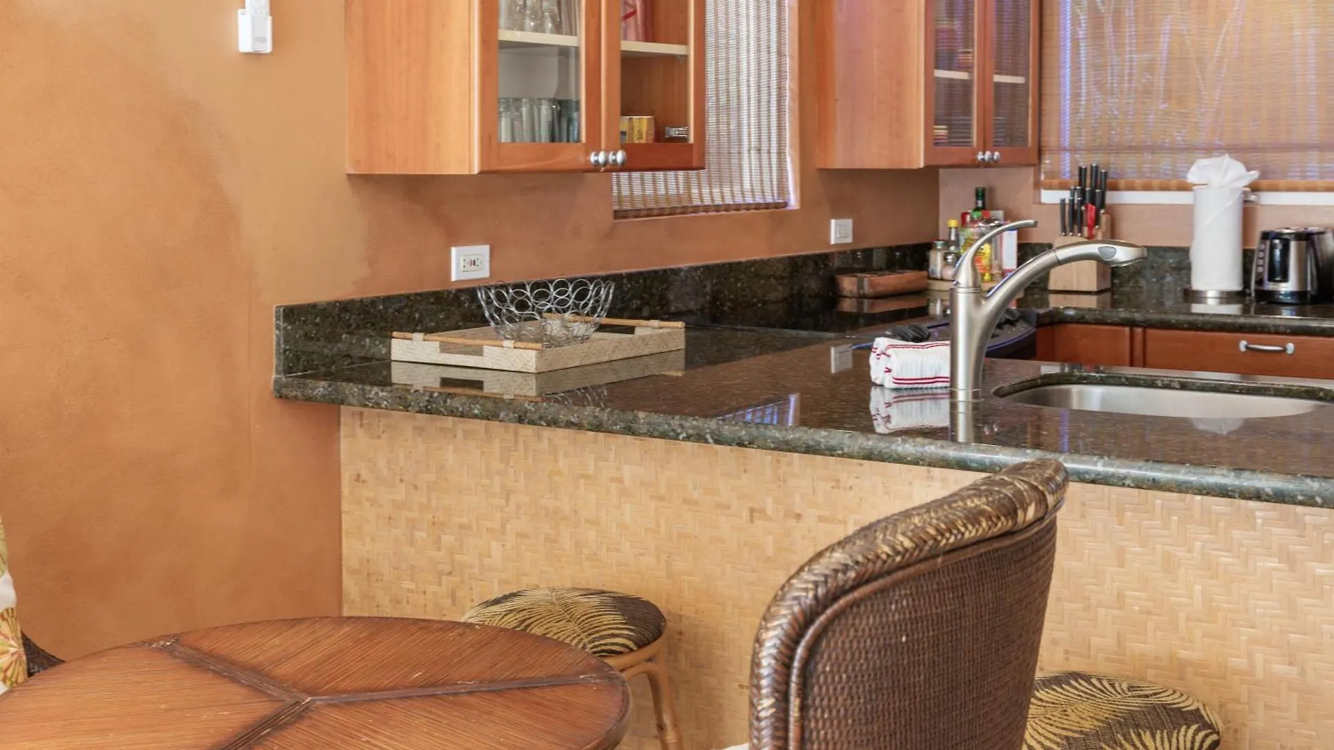 Orchid Suite, 1 Bedroom, Sleeps 4, Pool & Bbq, Pre-Renovation Summer Sale *