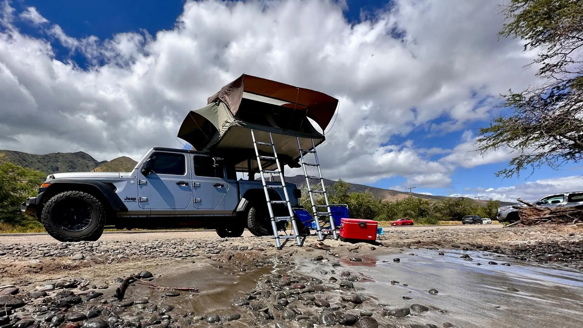 Apartment Embark On A Journey Through Maui With Aloha Glamp's Jeep And Rooftop Tent Allows To Discover Diverse Campgrounds, Unveiling The Island's Beauty From Unique Perspectives Each Day Paia