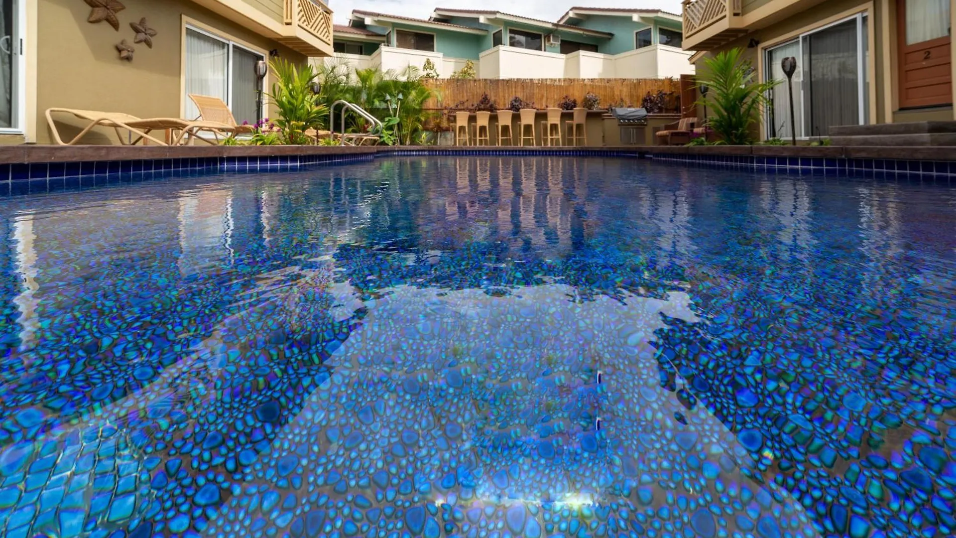 Gardenia Suite, 1 Bedroom, Sleeps 4, Pool & Bbq, Pre-Renovation Summer Sale * Kīhei