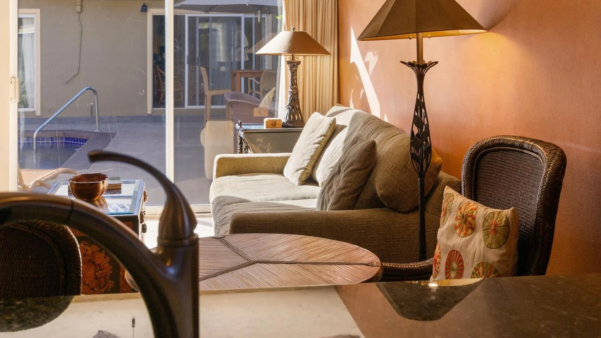 Apartment Orchid Suite, 1 Bedroom, Sleeps 4, Pool & Bbq, Pre-Renovation Summer Sale *