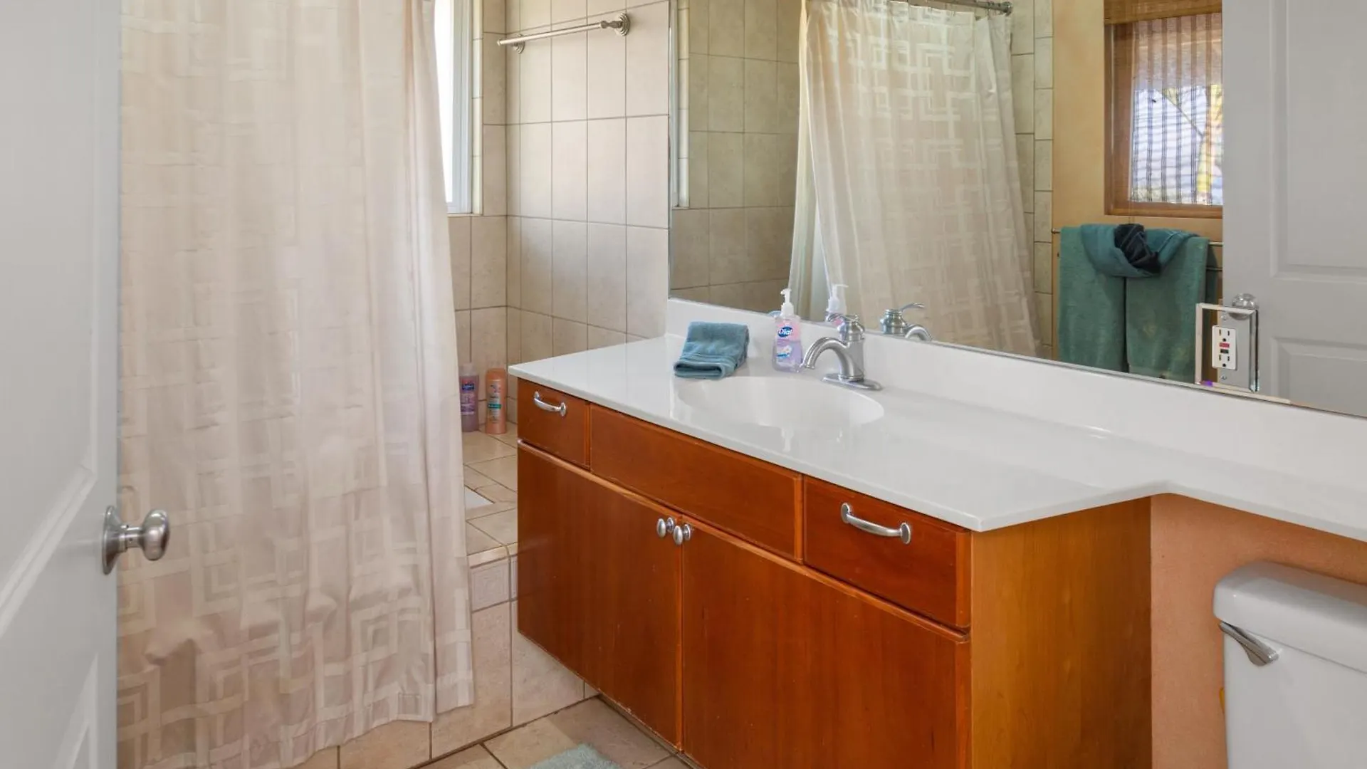 Orchid Suite, 1 Bedroom, Sleeps 4, Pool & Bbq, Pre-Renovation Summer Sale * Kihei