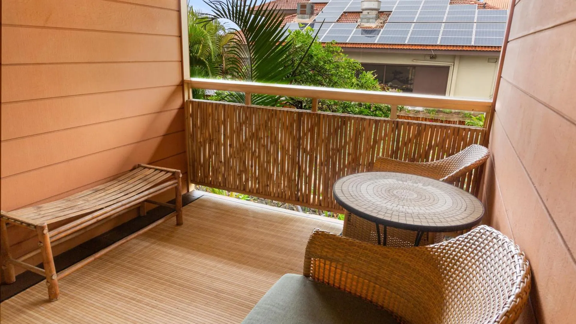 Lotus Suite, 1 Bedroom, Sleeps 4, Pool & Bbq, Pre-Renovation Summer Sale Apartment *