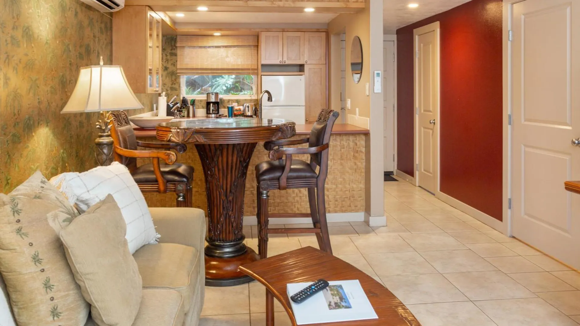 Apartment Lotus Suite, 1 Bedroom, Sleeps 4, Pool & Bbq, Pre-Renovation Summer Sale Kihei