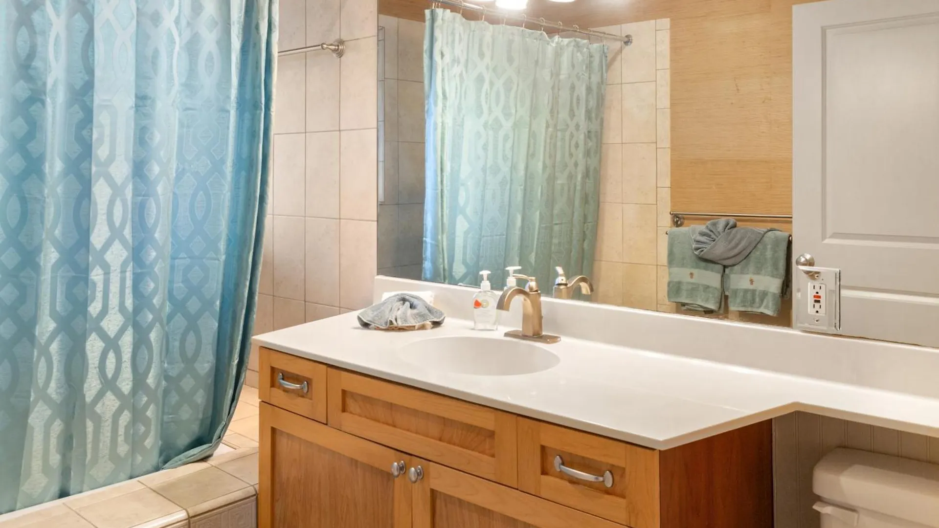 Apartment Lotus Suite, 1 Bedroom, Sleeps 4, Pool & Bbq, Pre-Renovation Summer Sale