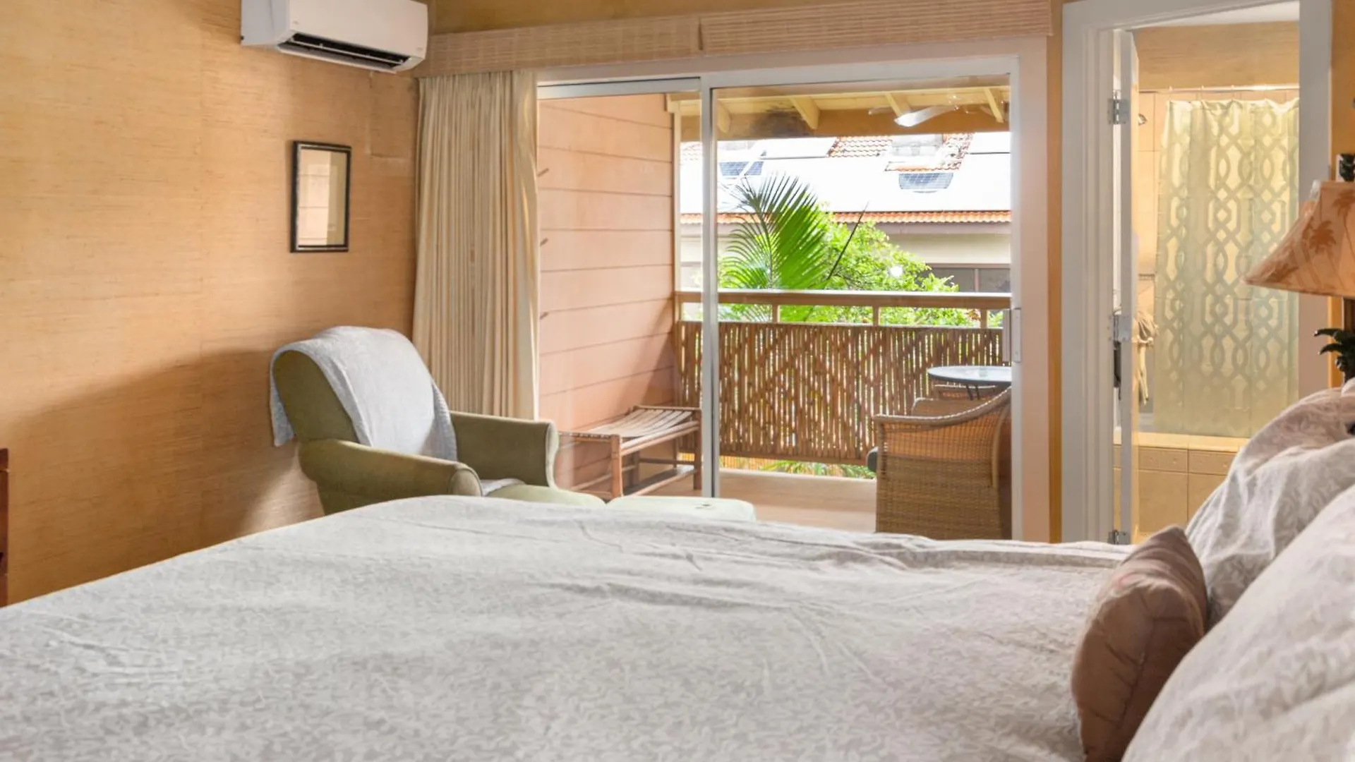 Lotus Suite, 1 Bedroom, Sleeps 4, Pool & Bbq, Pre-Renovation Summer Sale Apartment Kihei