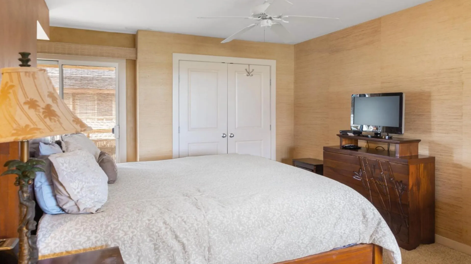 Lotus Suite, 1 Bedroom, Sleeps 4, Pool & Bbq, Pre-Renovation Summer Sale Apartment Kihei
