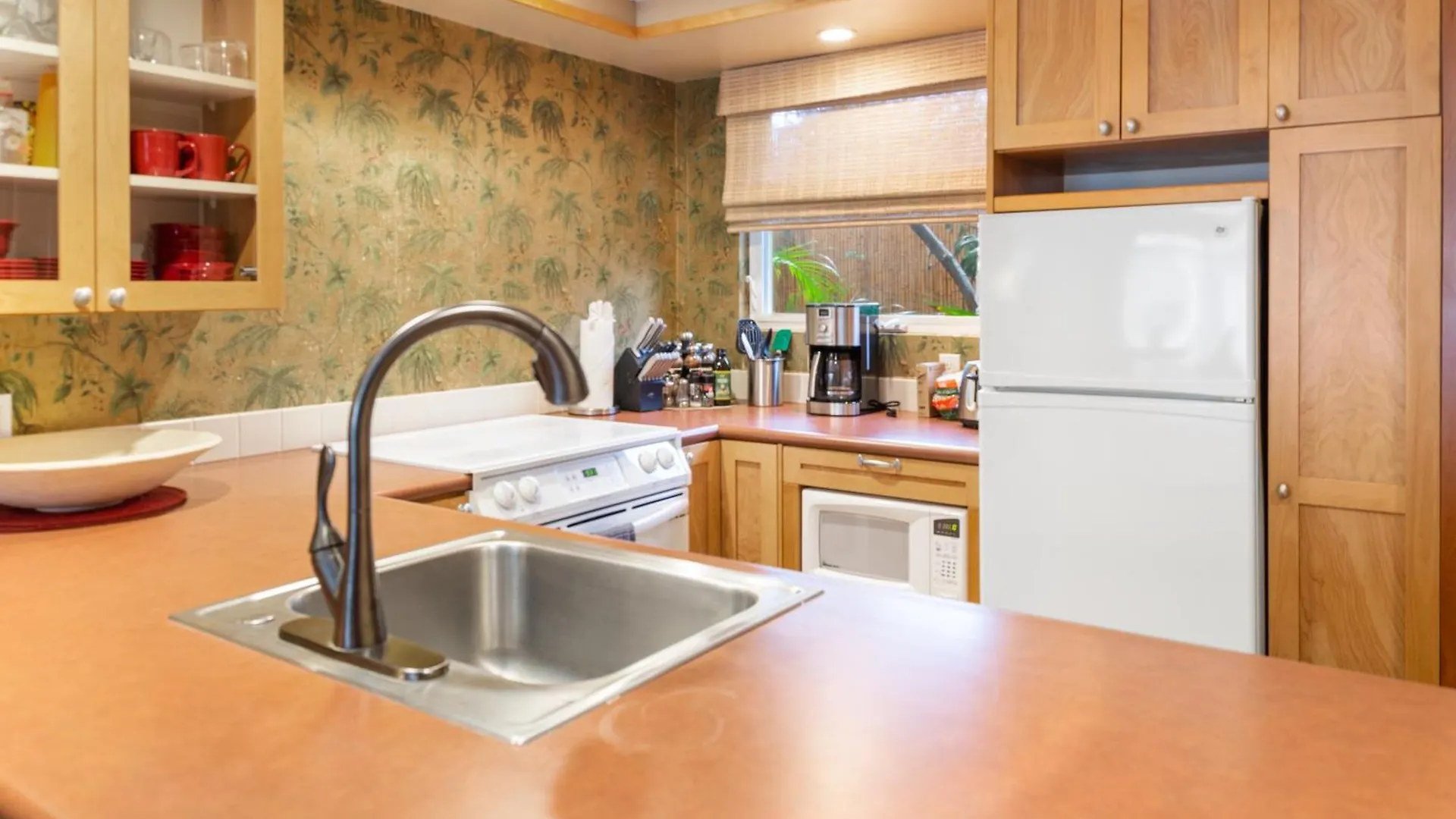 Apartment Lotus Suite, 1 Bedroom, Sleeps 4, Pool & Bbq, Pre-Renovation Summer Sale Kihei