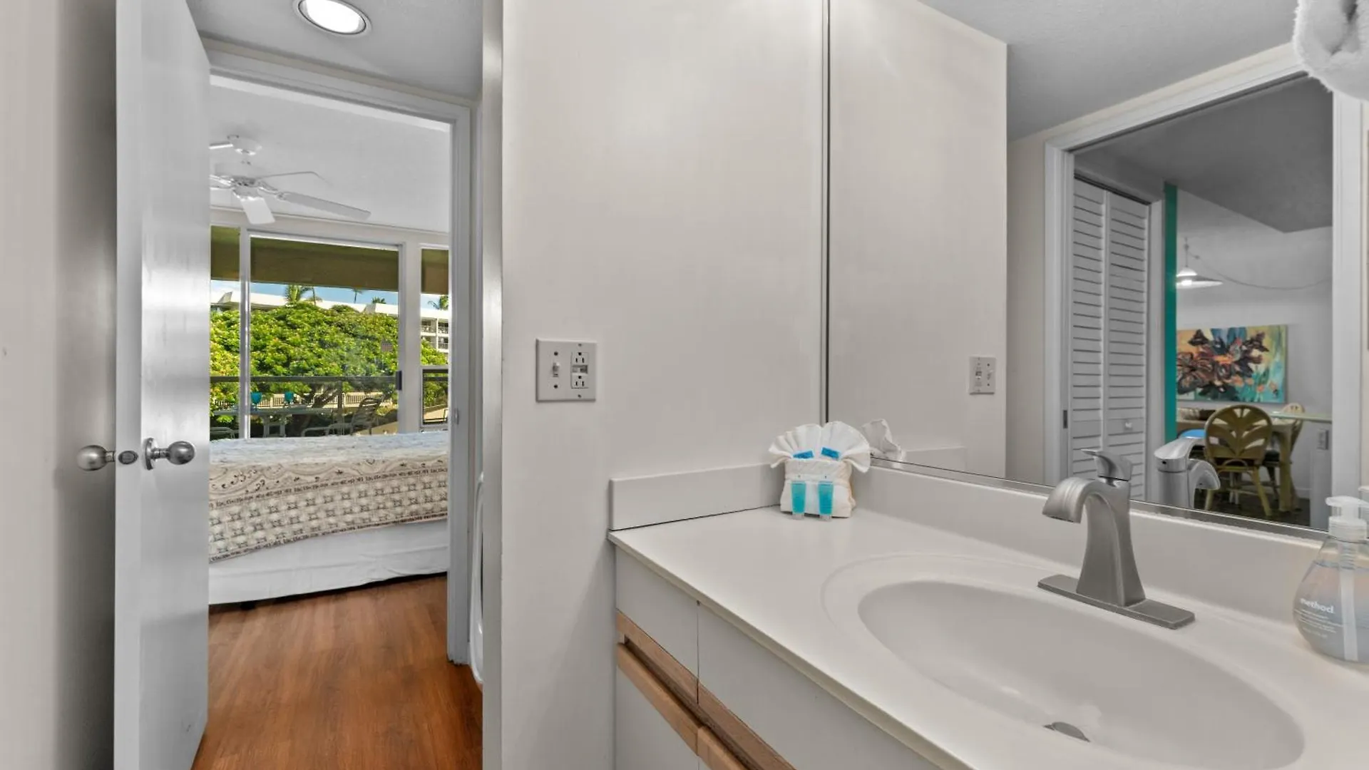 Ferienhaus Spacious Across The Street From Maui's Beaches Mbg304