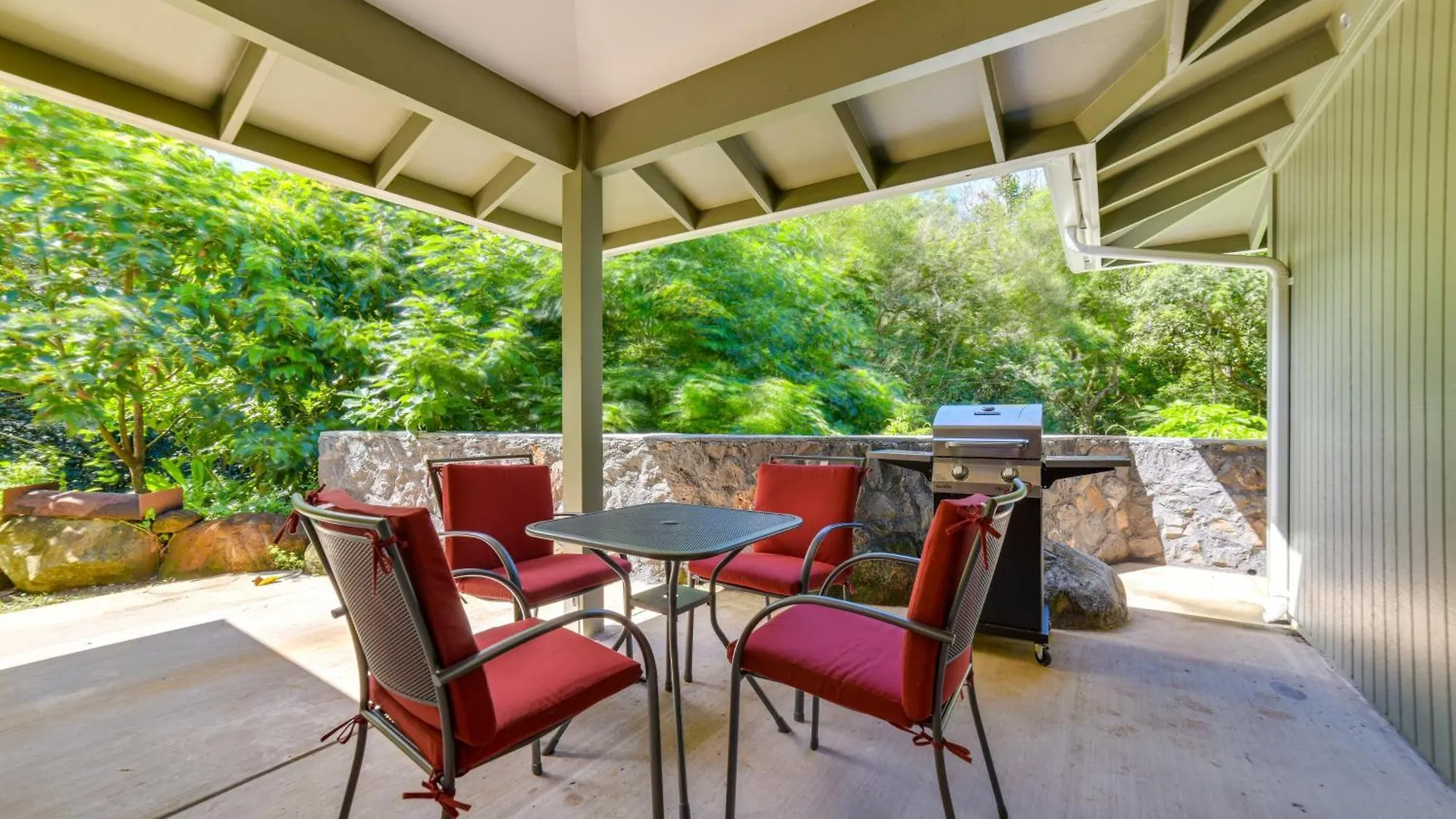 Bright Patio And Rainforest View Apartament