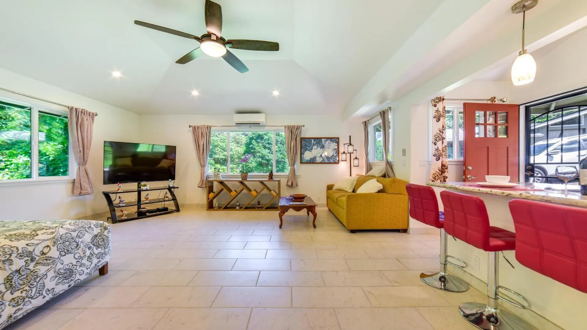 Bright Patio And Rainforest View *