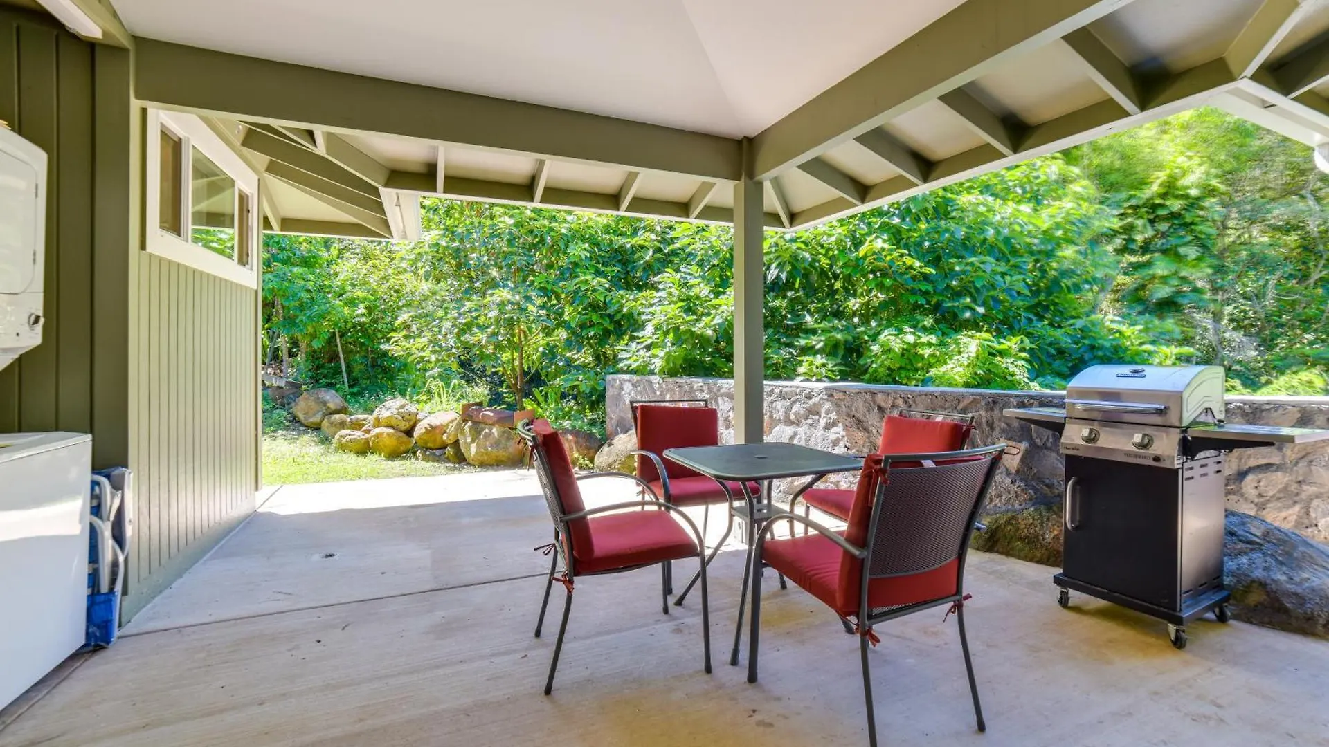 Bright Patio And Rainforest View Apartament Haiku
