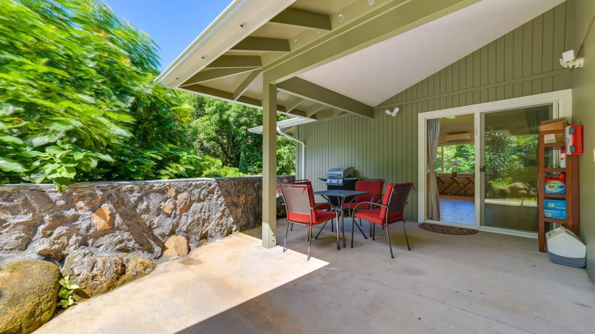 Bright Patio And Rainforest View Apartament