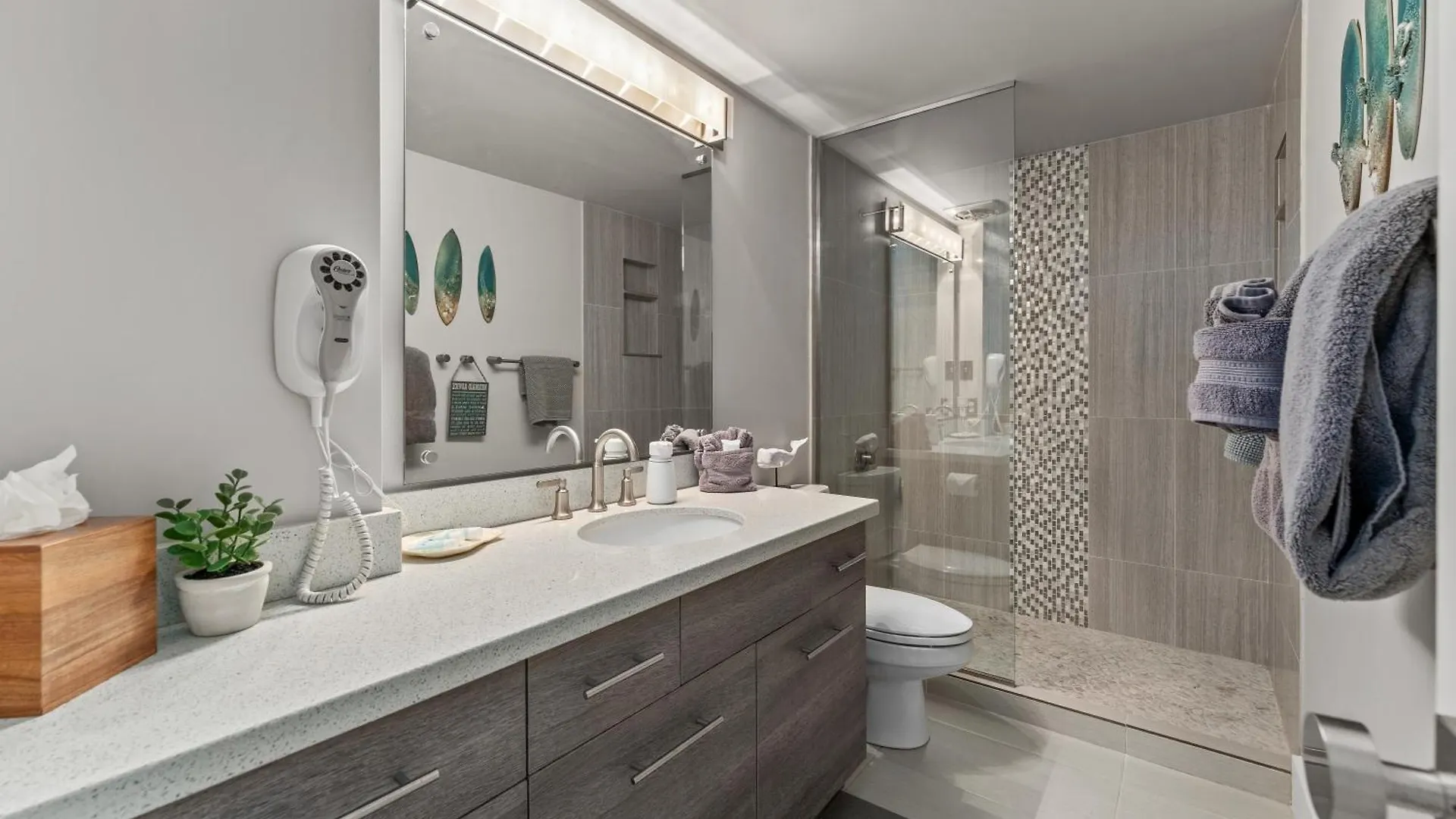 Oceanfront Paradise: Fully Remodeled Ground Floor Appartamento