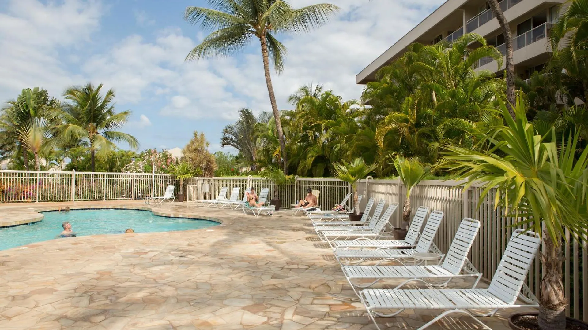 Maui Banyan- Your Away From On Maui!