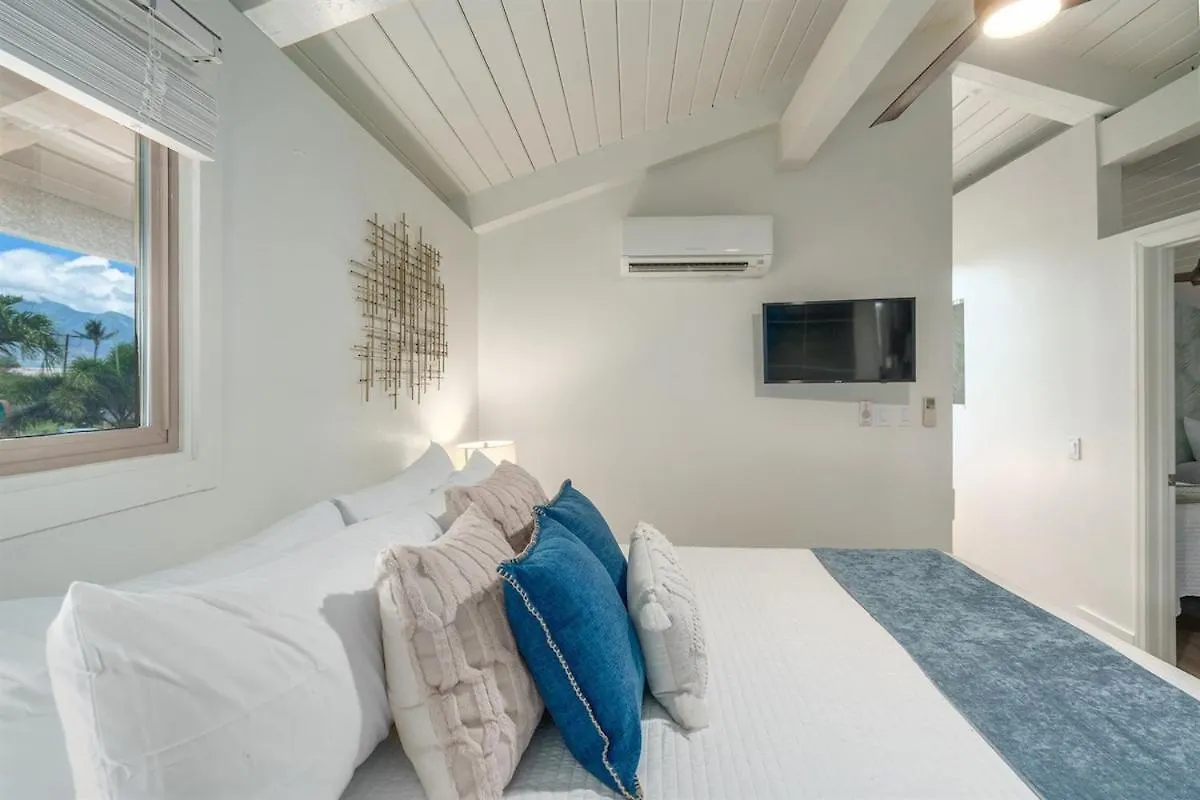 Beachfront Condo—3 Bedrooms—fully Renovated Holiday home *