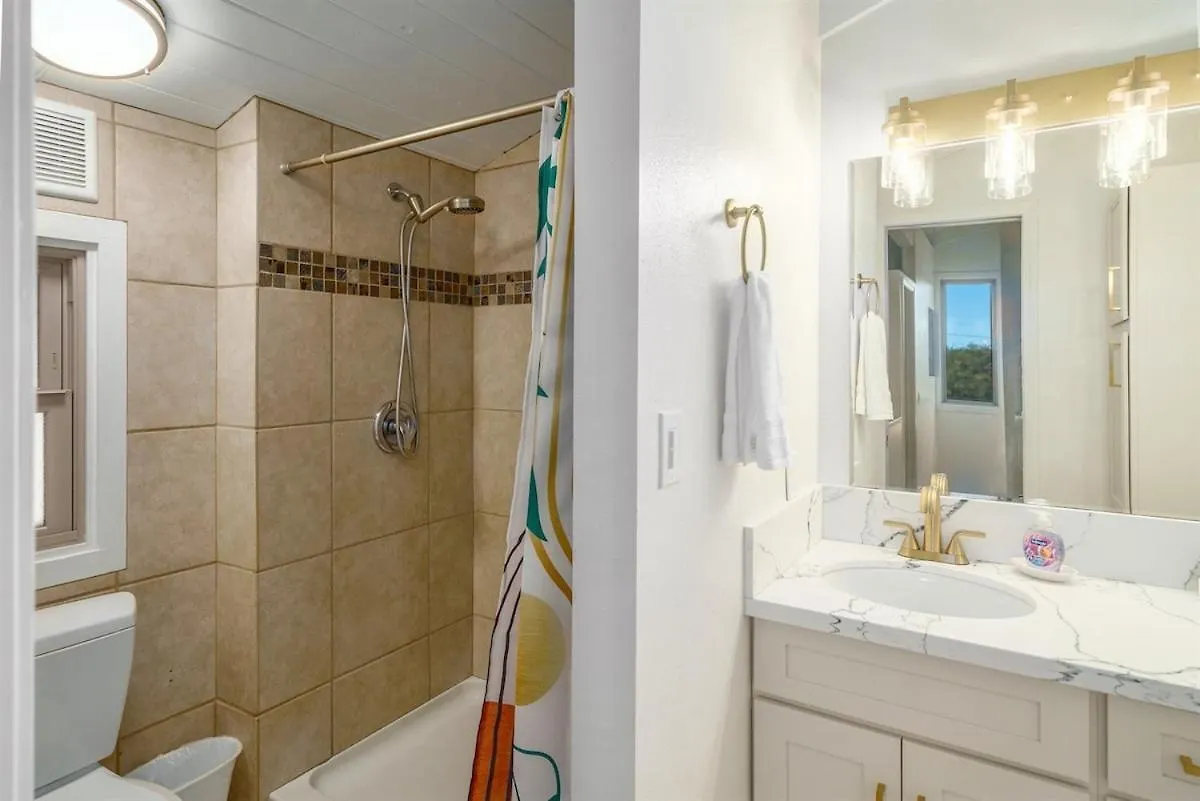 Holiday home Beachfront Condo—3 Bedrooms—fully Renovated *