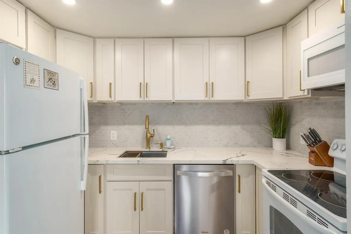 Beachfront Condo—3 Bedrooms—fully Renovated Holiday home