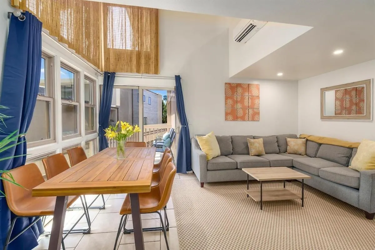 Beachfront Condo—3 Bedrooms—fully Renovated Holiday home