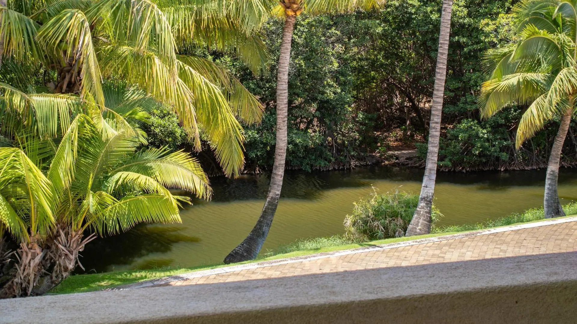 Aloha Aku Ohana - Spacious Garden View Oasis