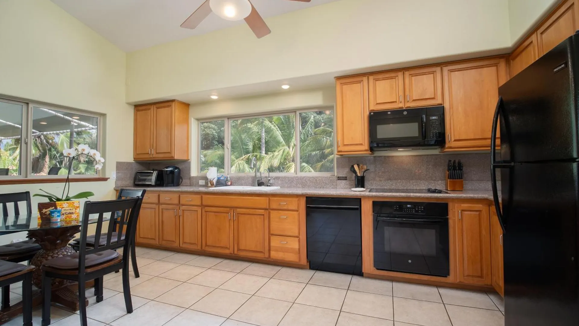 Aloha Aku Ohana - Spacious Garden View Oasis *