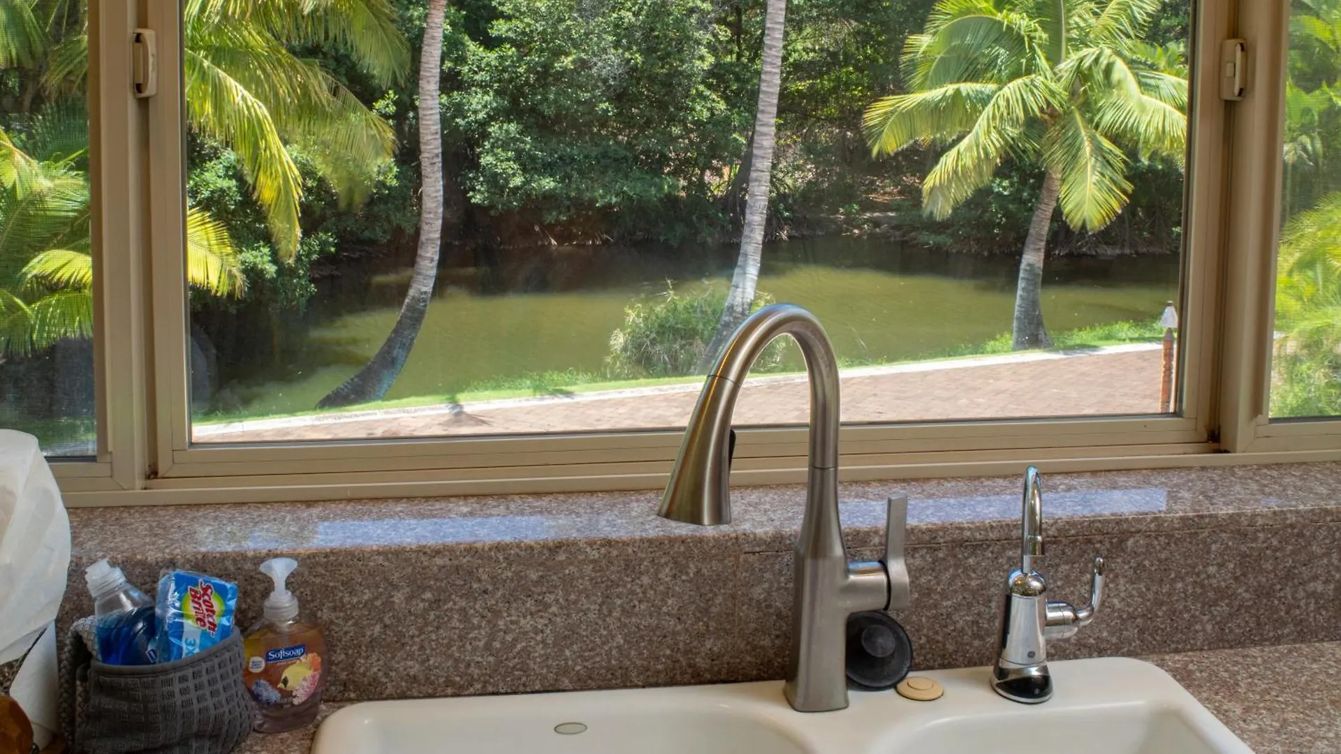 Aloha Aku Ohana - Spacious Garden View Oasis