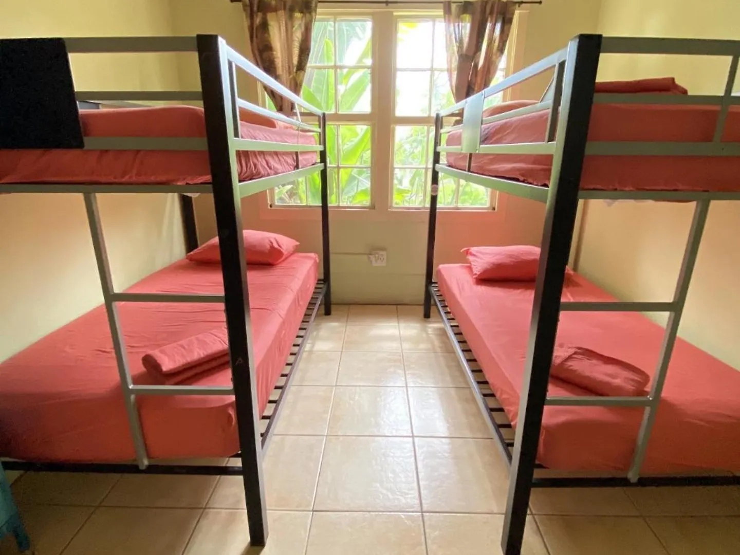 Banana Maui Hostel Wailuku