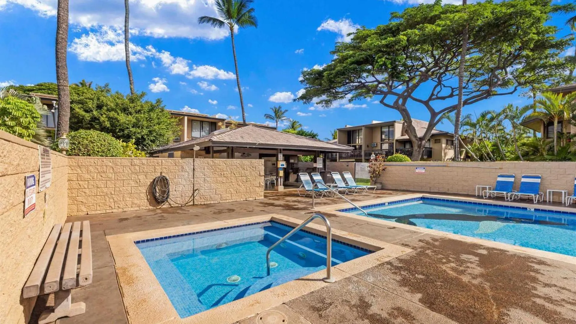 Charming Tropical Gardens 2-bed - New בית נופש *