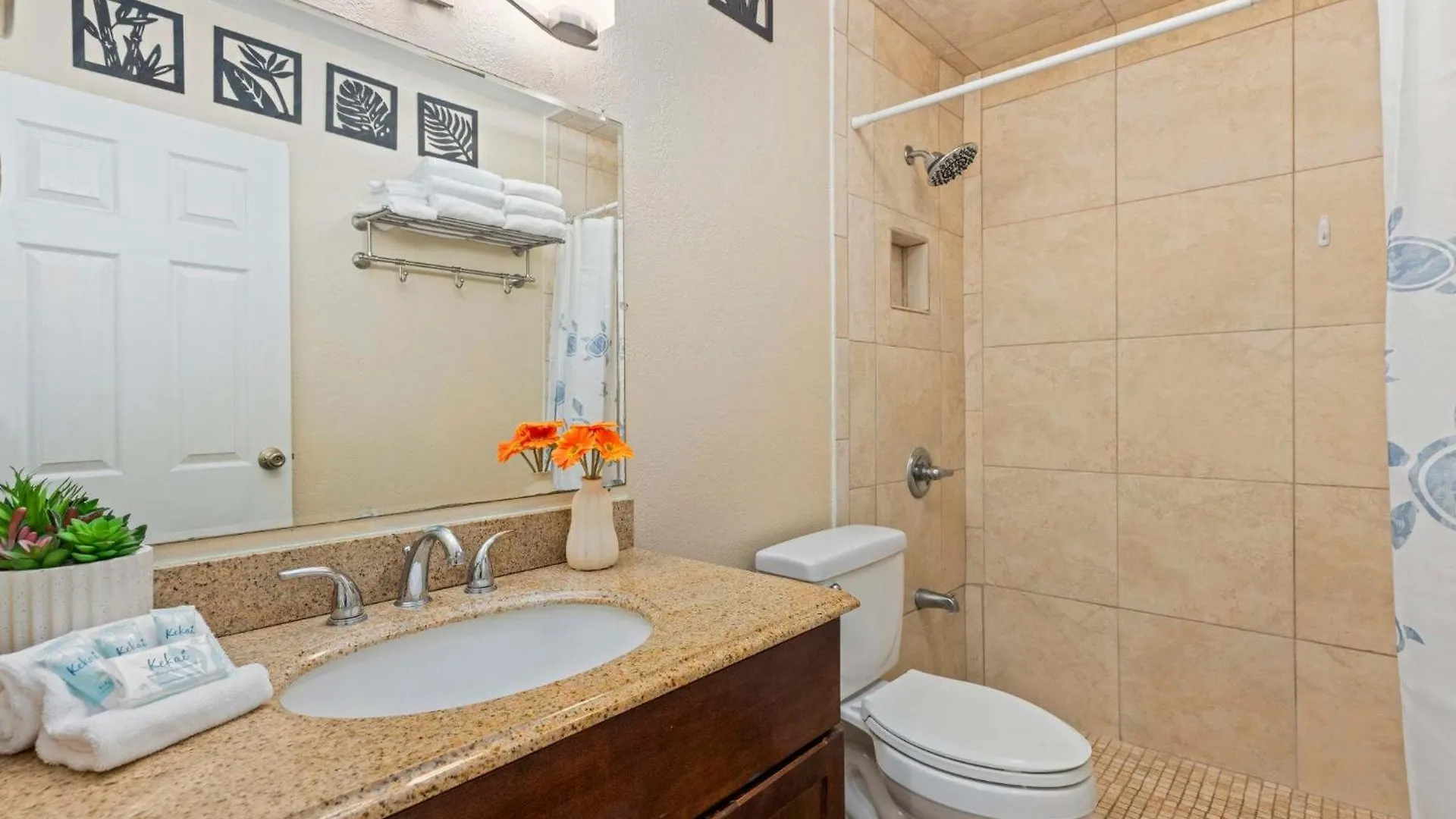 Charming Tropical Gardens 2-bed - New בית נופש