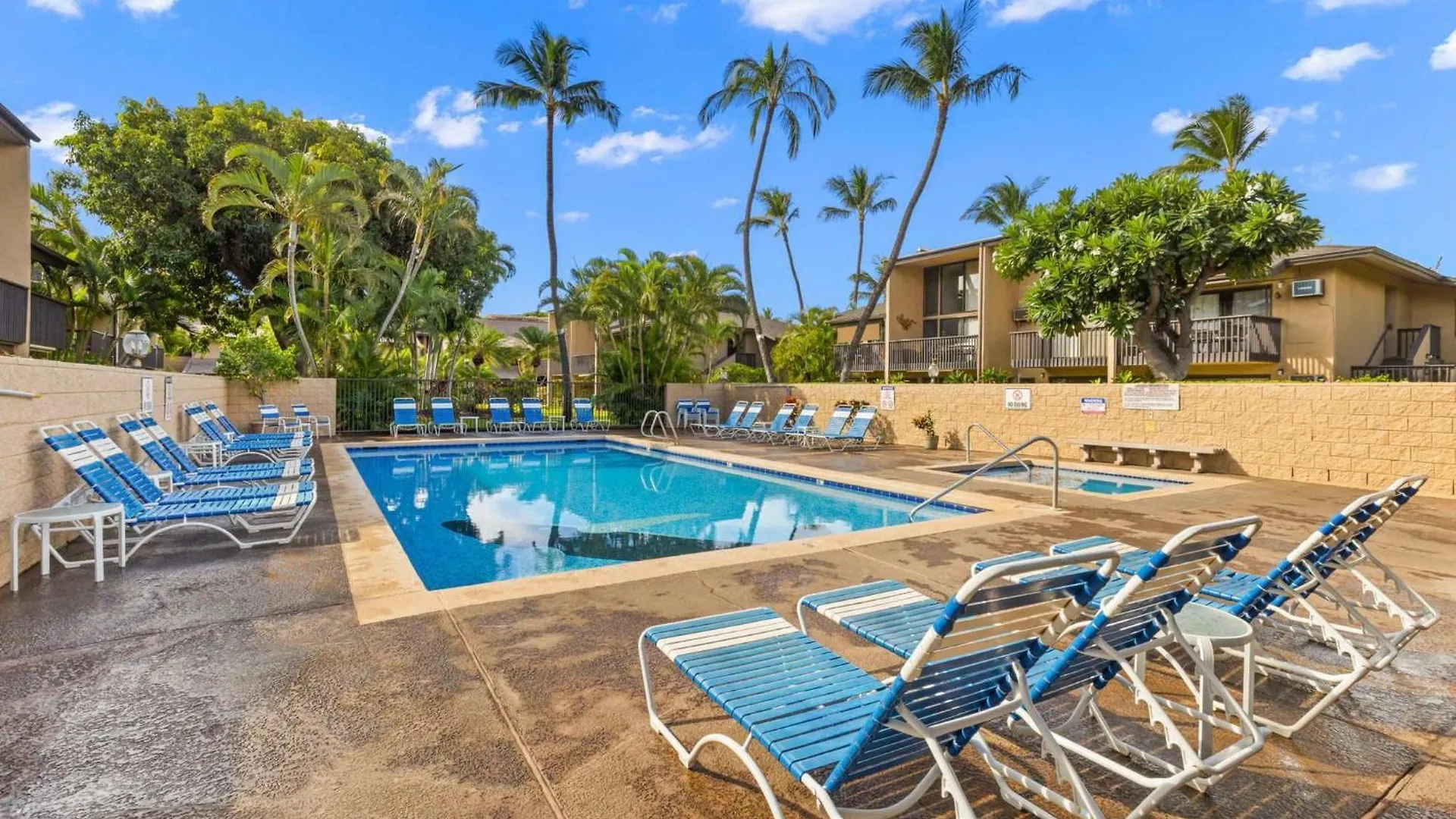 Charming Tropical Gardens 2-bed - New בית נופש *