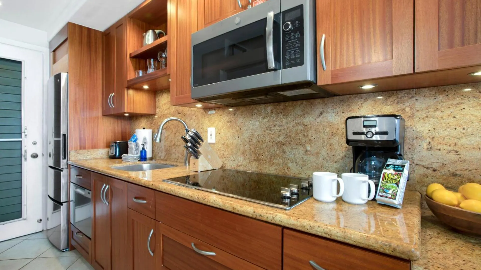 Kbm Resorts: Oceanfront Napili Bay With Turtle Views Apartment