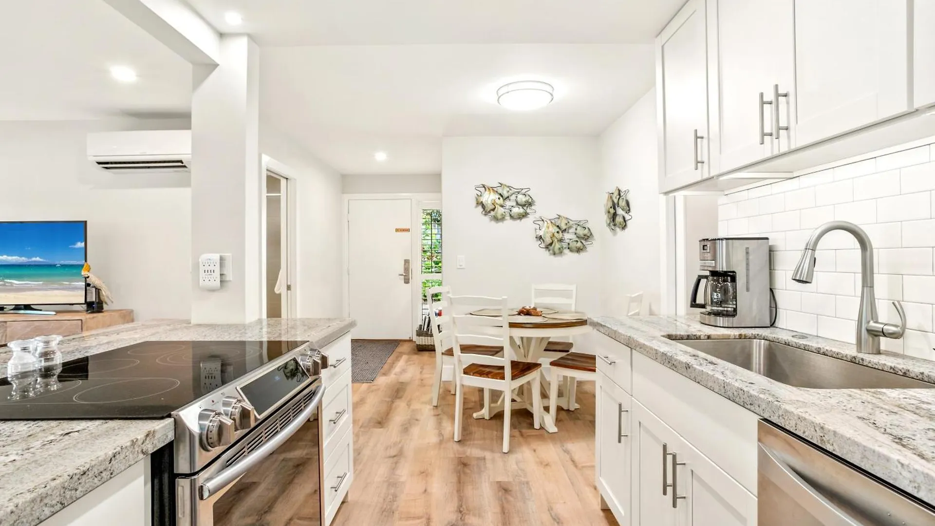 Apartment Modern And Romantic Getaway - Steps To Lsv01 *