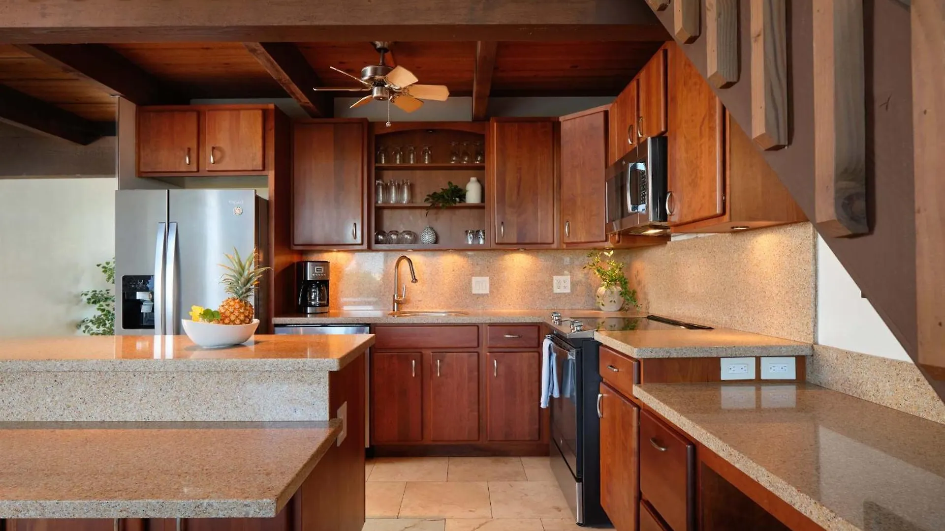 Stylish Maui Loft Split Ac Ocean Views Lanai *
