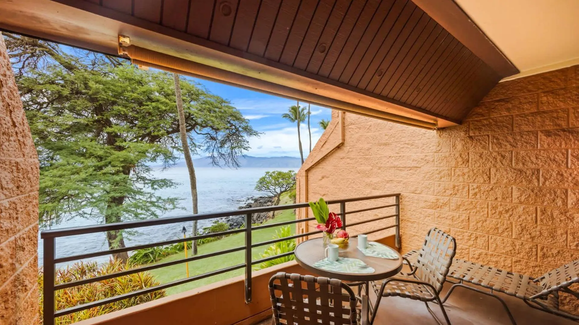 Kuleana Club #715 Oceanfront - 1 Bedroom & 1 Bathroom - 2nd Floor Kahana