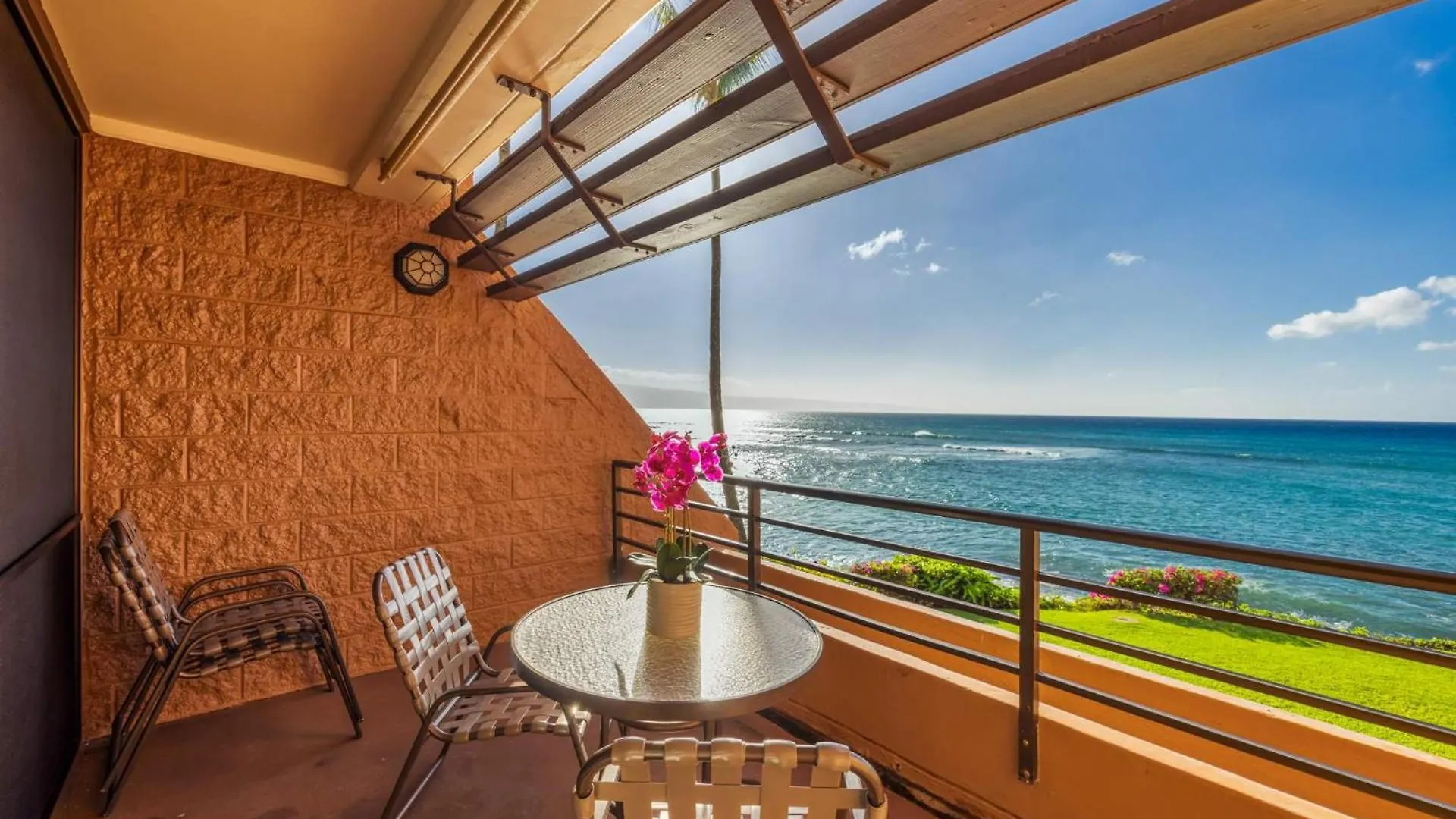 Kuleana Club #615 Oceanfront - 1 Bedroom & 1 Bathroom - Gated 2nd Fl *