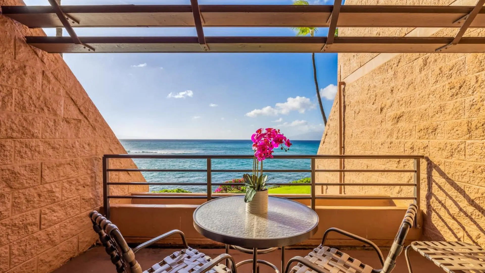 Kuleana Club #615 Oceanfront - 1 Bedroom & 1 Bathroom - Gated 2nd Fl
