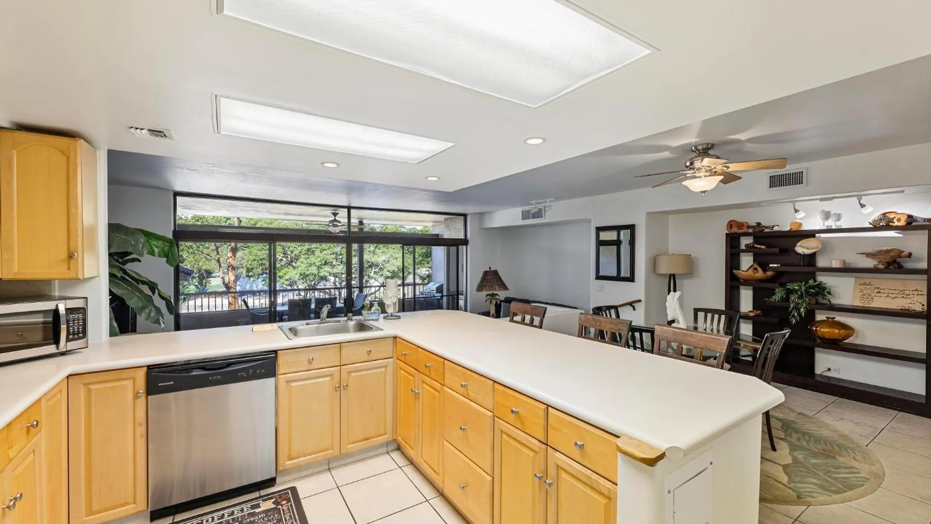 Ocean Bliss Awaits - Spacious Lanai - Outdoor Grill - Golf Course Views Lahaina