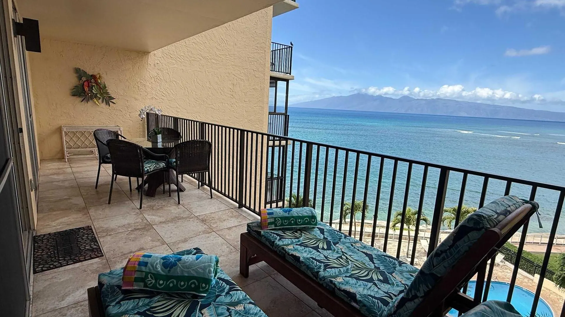 Oceanfront Escape, Molokai Views & Tropical Breezes Apartman *