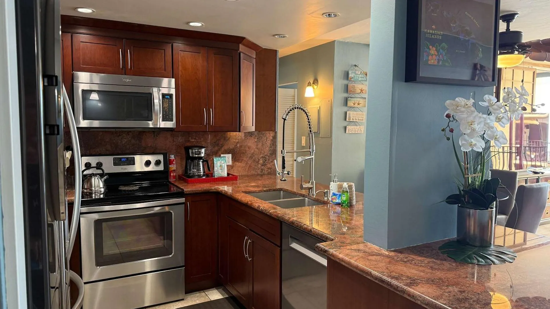 Oceanfront Escape, Molokai Views & Tropical Breezes Apartman