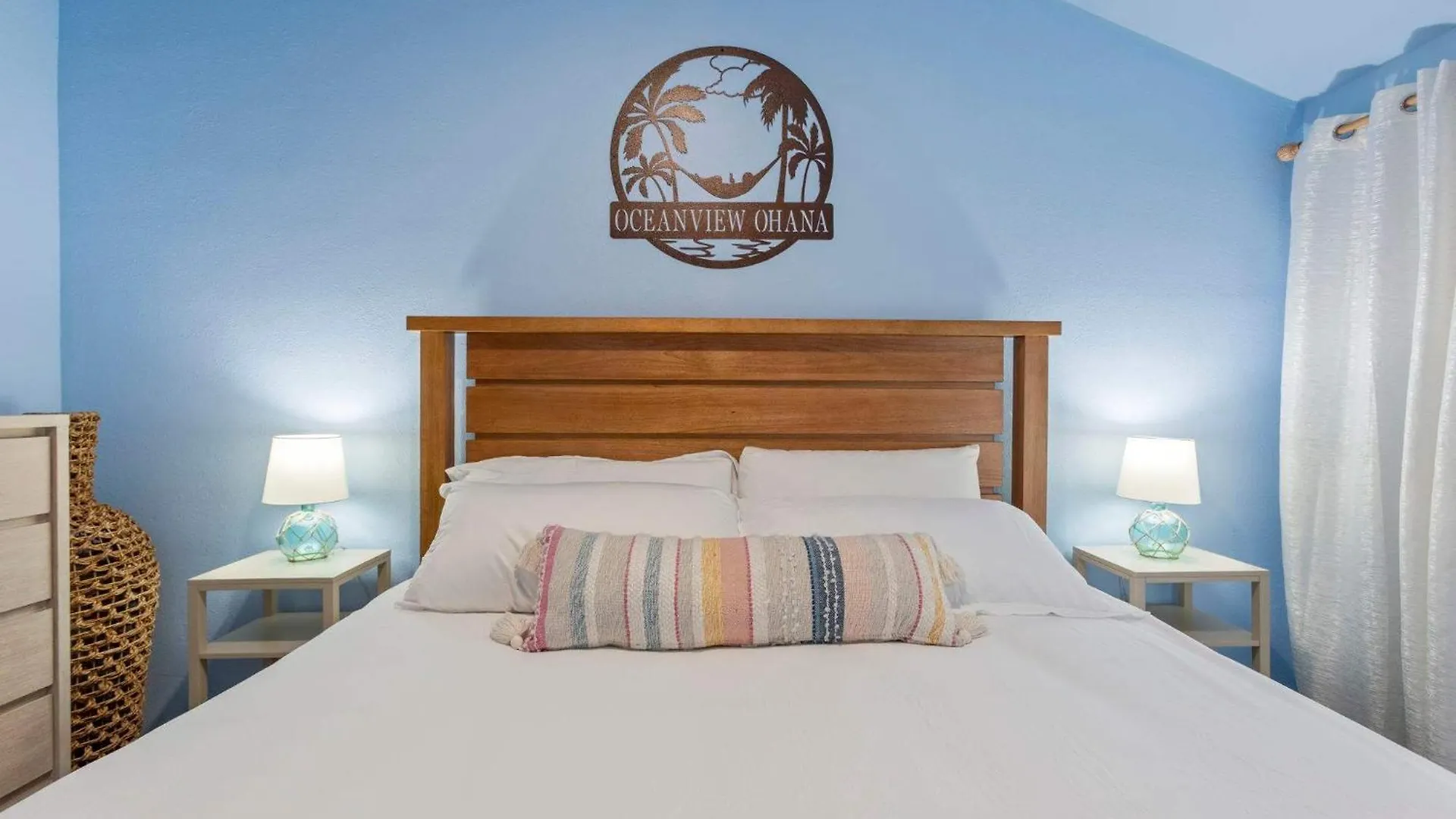 Hébergement de vacances Bright Across From Pool Ac Sleeps 4