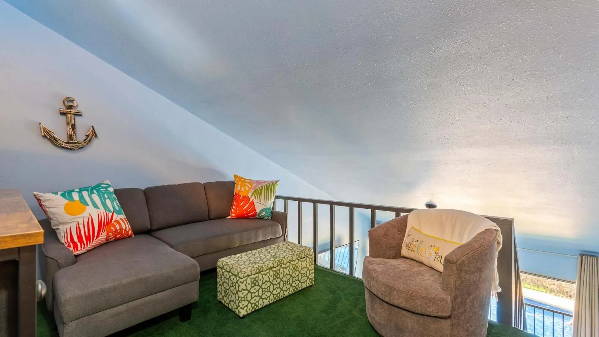 Bright Across From Pool Ac Sleeps 4 *