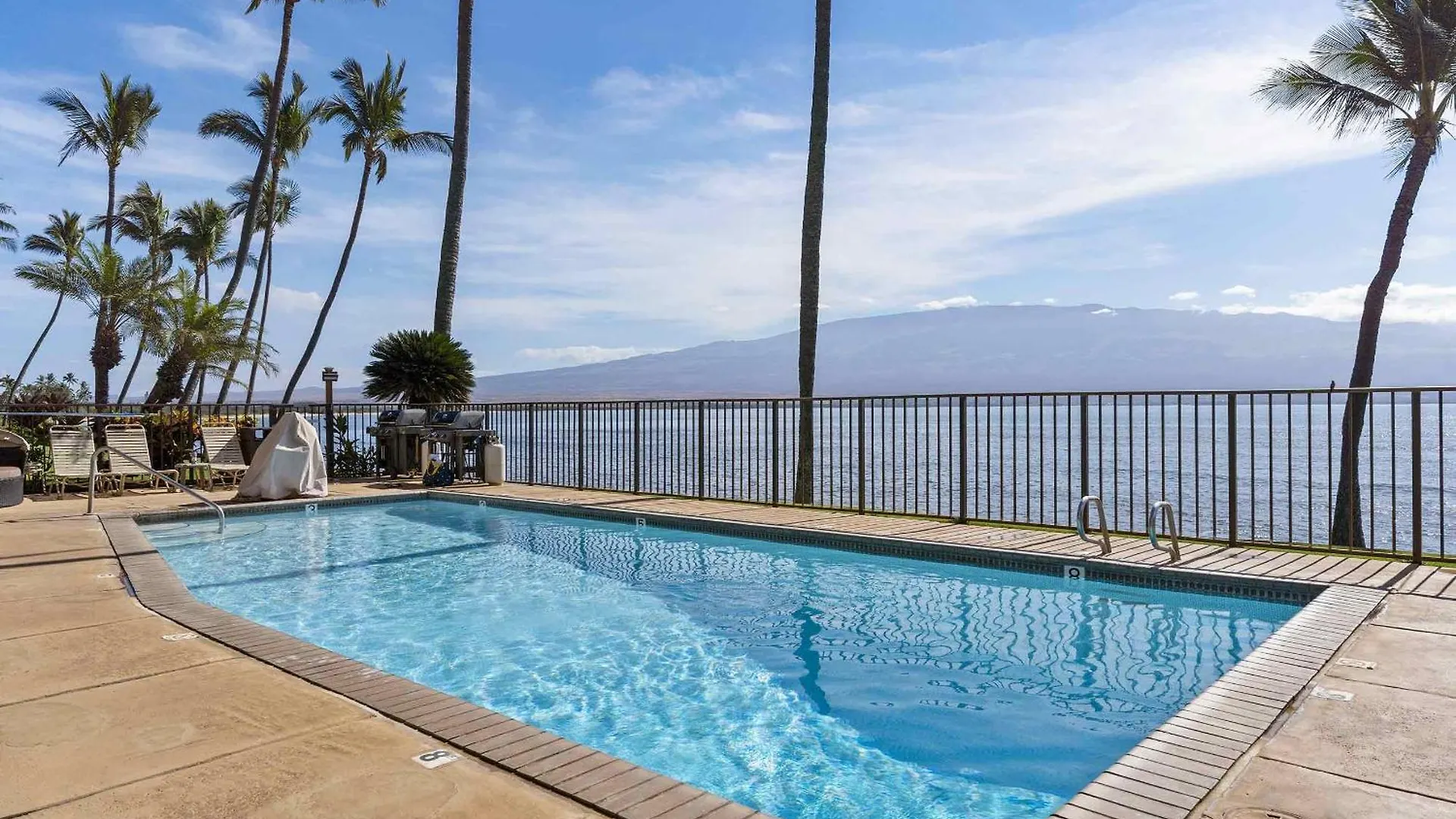 Holiday home Lauloa 410 - Floor, Direct Ocean Front, Stunning Renovation, Wi-fi, Split Ac Wailuku
