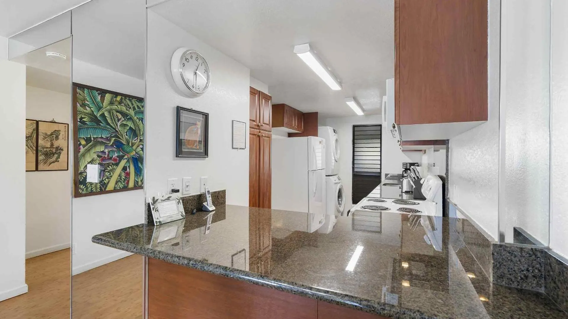 Lauloa 410 - Floor, Direct Ocean Front, Stunning Renovation, Wi-fi, Split Ac * Wailuku