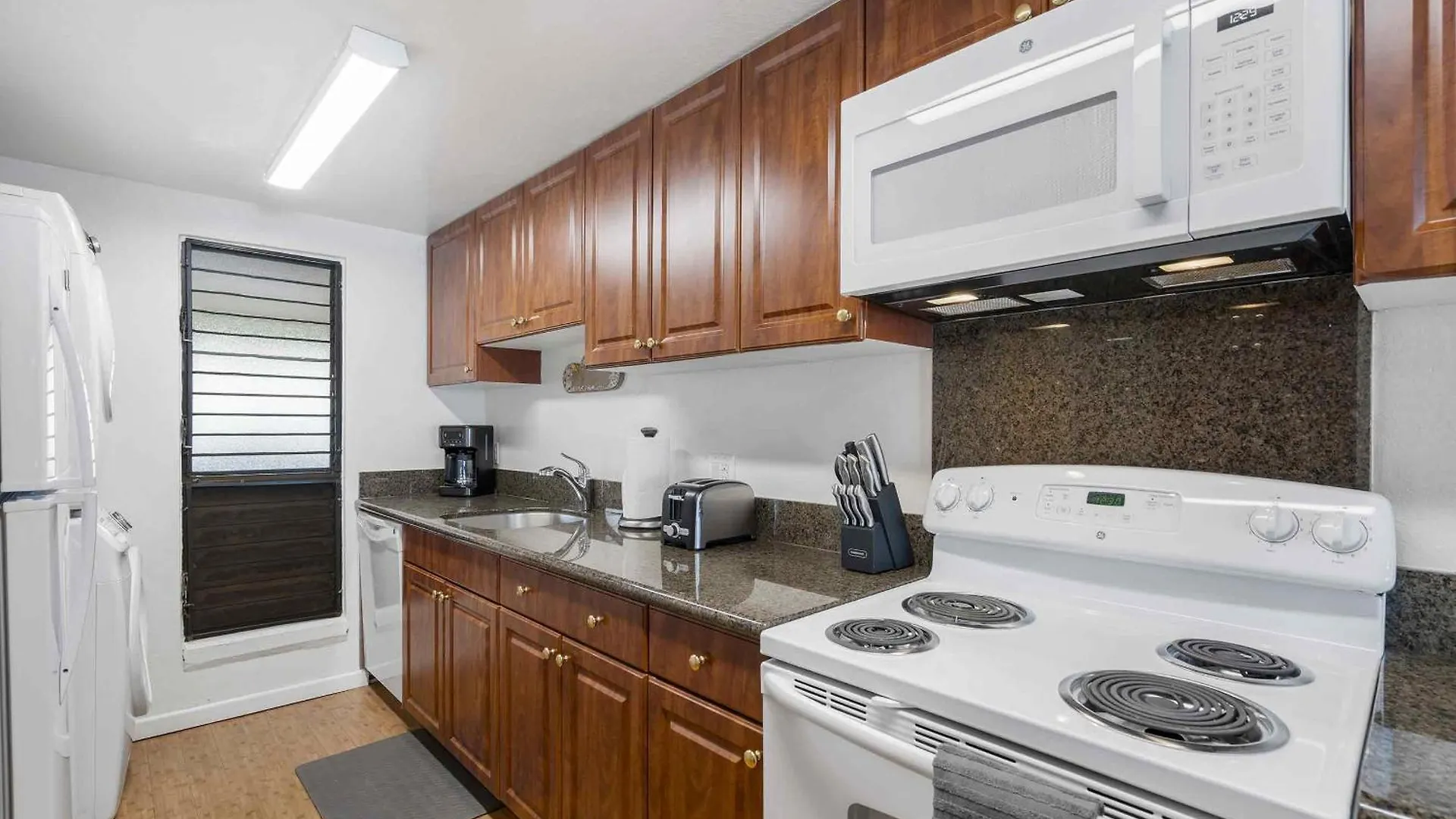 Lauloa 410 - Floor, Direct Ocean Front, Stunning Renovation, Wi-fi, Split Ac Holiday home