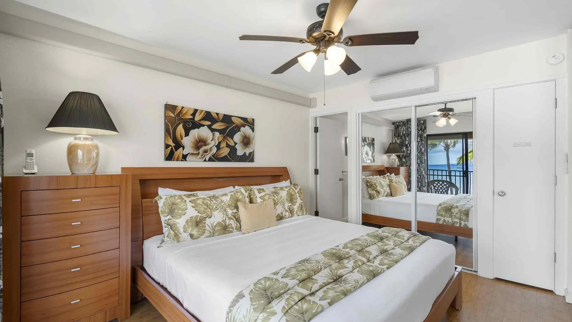 Lauloa 410 - Floor, Direct Ocean Front, Stunning Renovation, Wi-fi, Split Ac Holiday home *