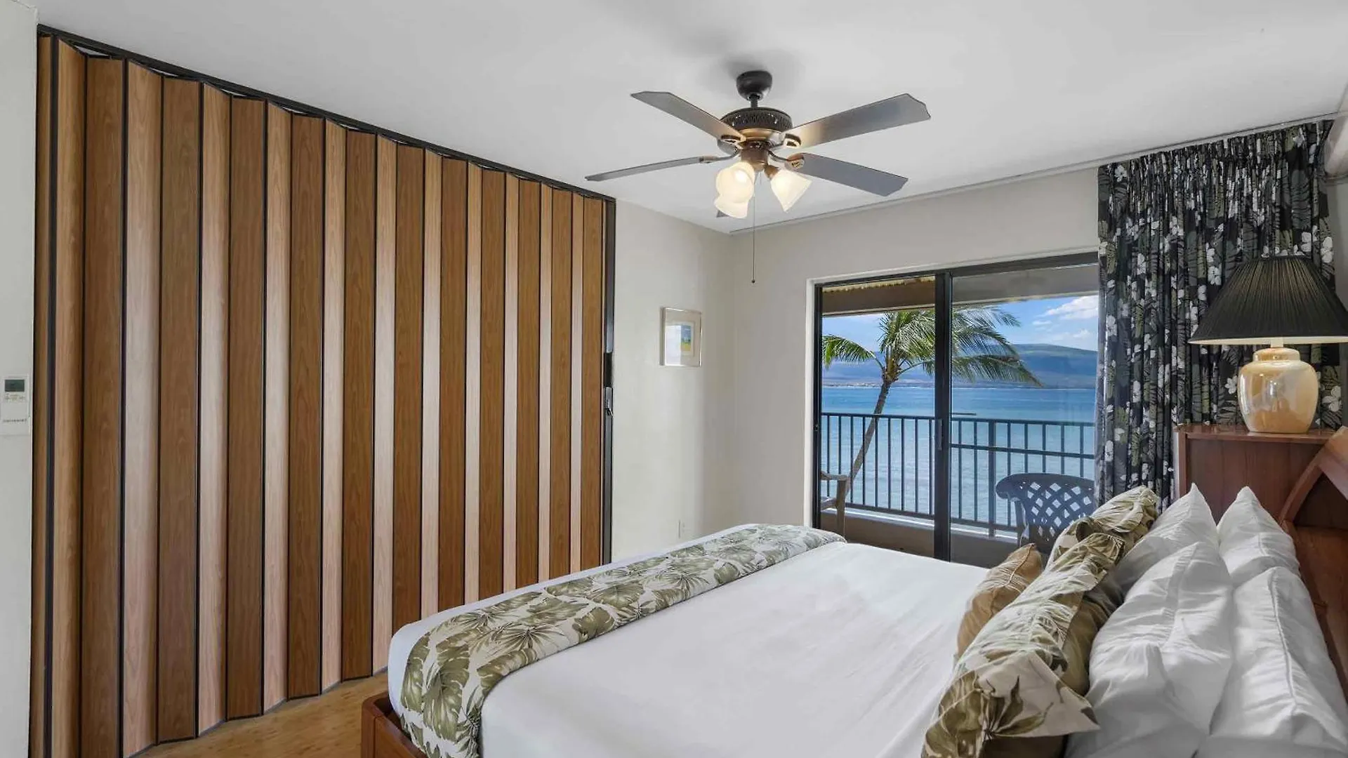 Lauloa 410 - Floor, Direct Ocean Front, Stunning Renovation, Wi-fi, Split Ac Holiday home Wailuku