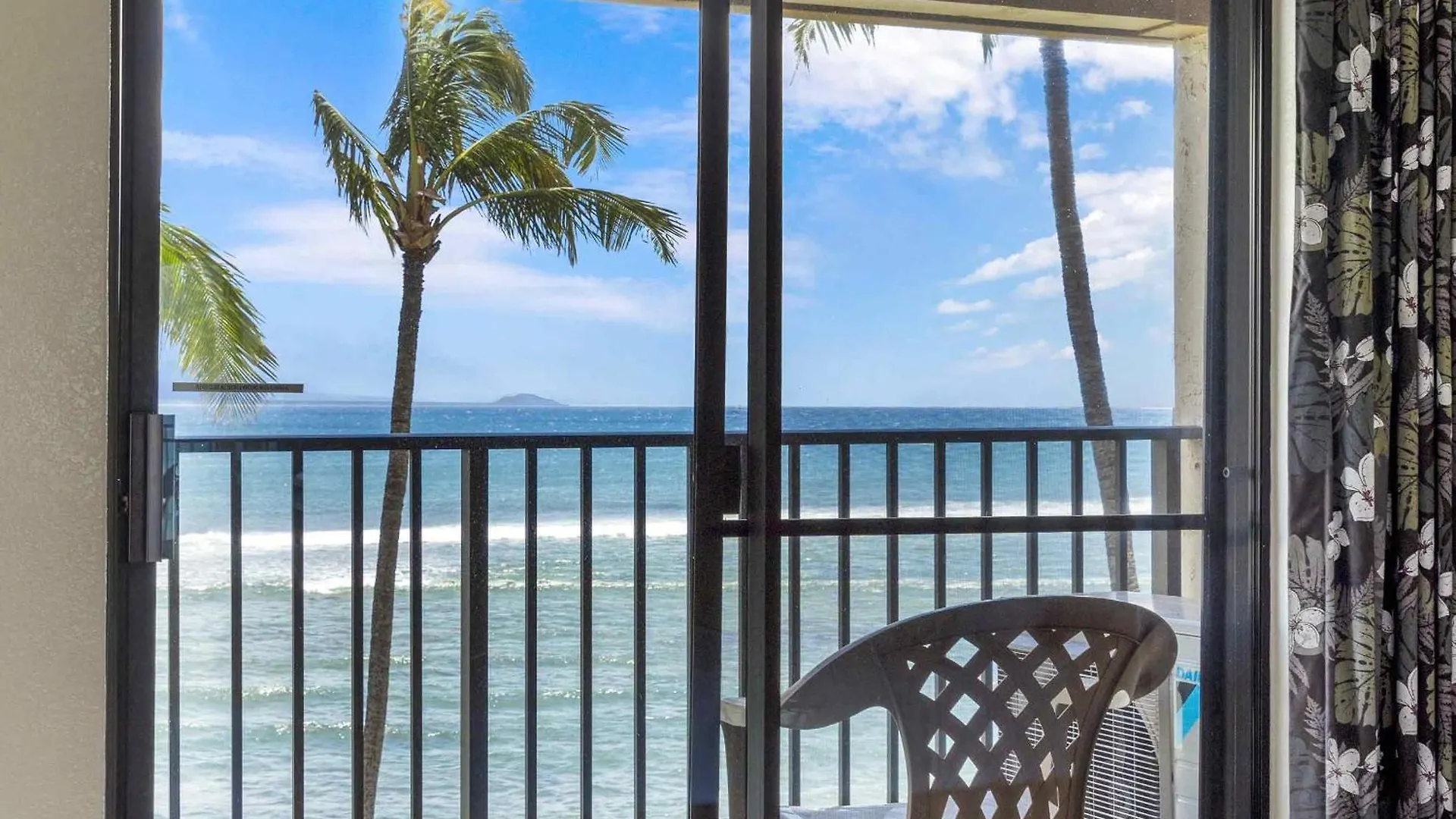 Holiday home Lauloa 410 - Floor, Direct Ocean Front, Stunning Renovation, Wi-fi, Split Ac Wailuku
