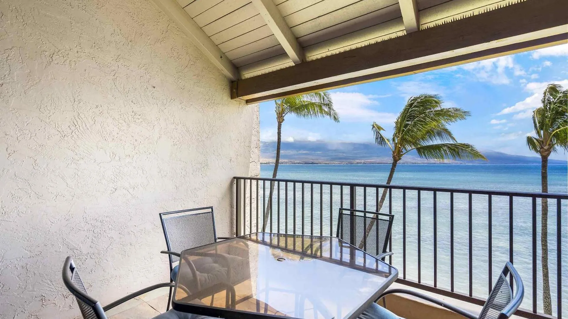 Holiday home Lauloa 410 - Floor, Direct Ocean Front, Stunning Renovation, Wi-fi, Split Ac Wailuku